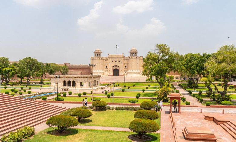 Hazuri Bagh: A Regal Garden Bridging Lahore’s Iconic Landmarks