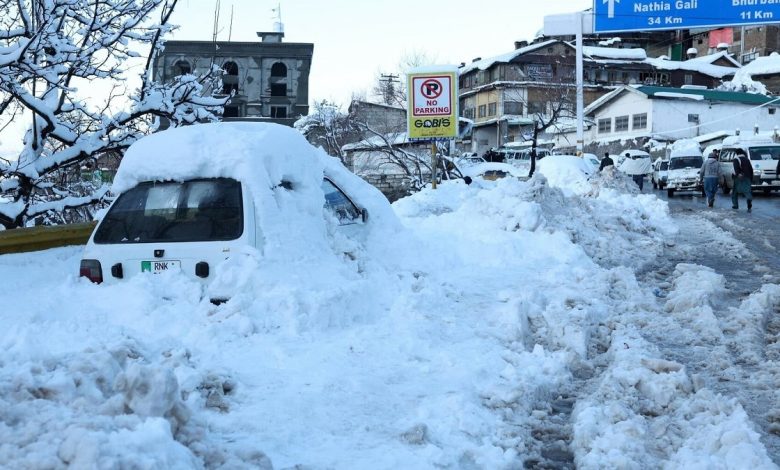 Murree Covered in Heavy Snowfall as Authorities Intensify Road Clearance Efforts